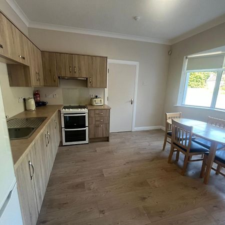 Yeats Lodge Self Catering Apartment And Bar ゴールウェイ エクステリア 写真