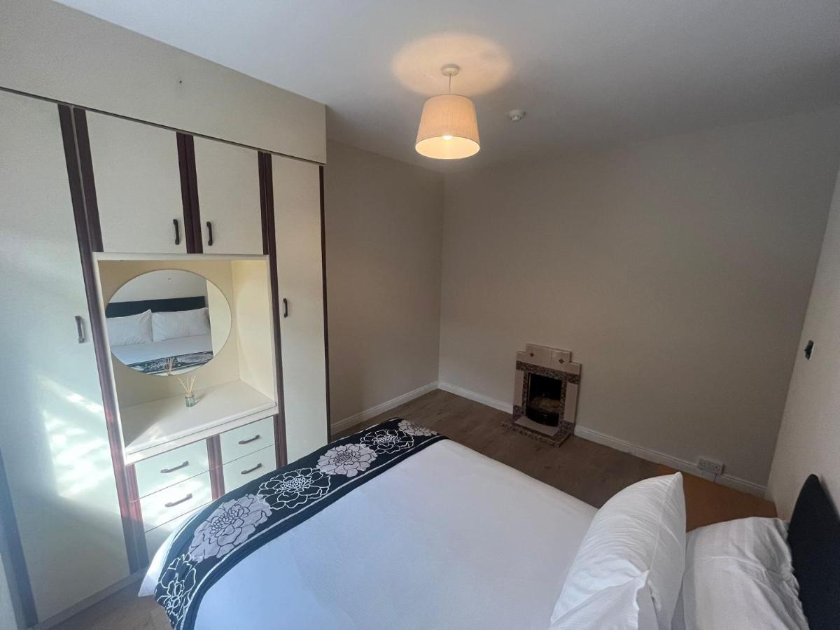 Yeats Lodge Self Catering Apartment And Bar ゴールウェイ エクステリア 写真
