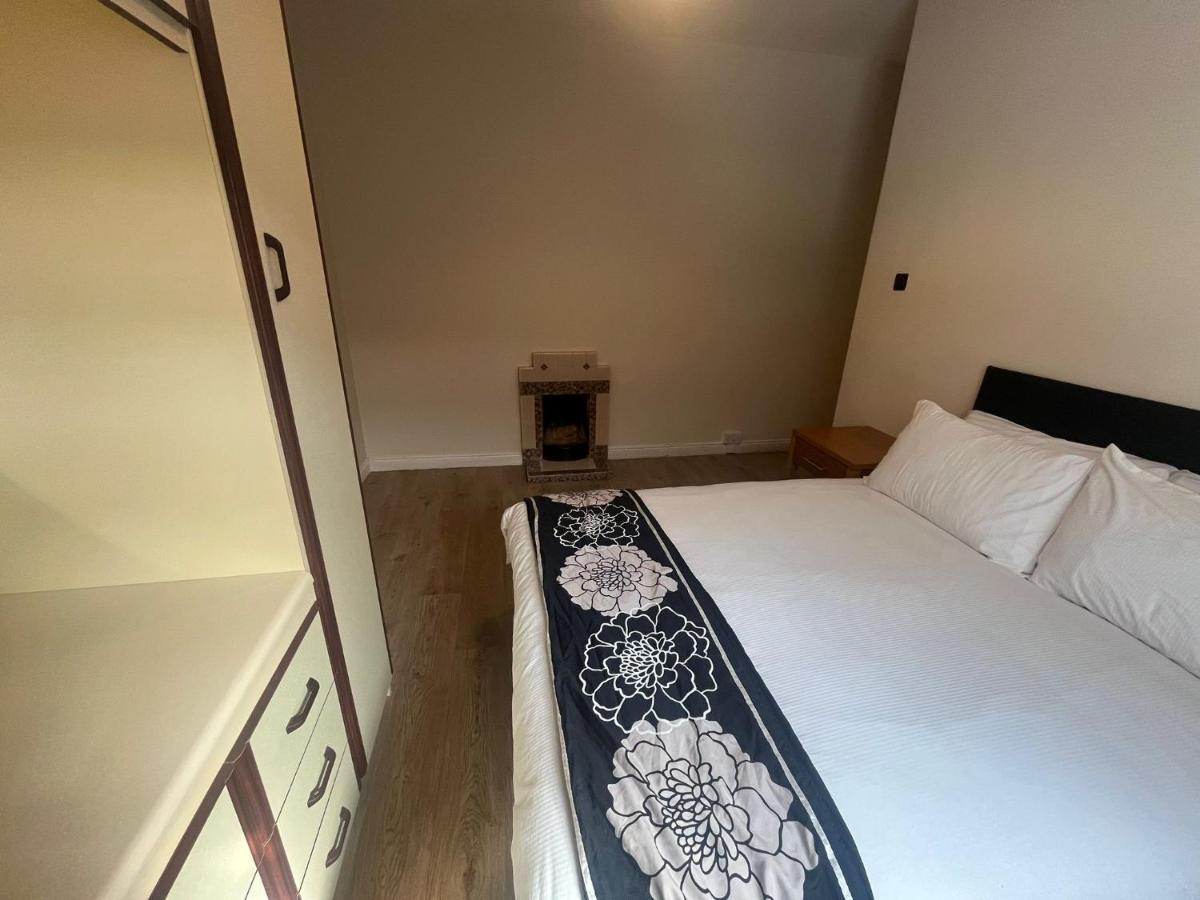 Yeats Lodge Self Catering Apartment And Bar ゴールウェイ エクステリア 写真