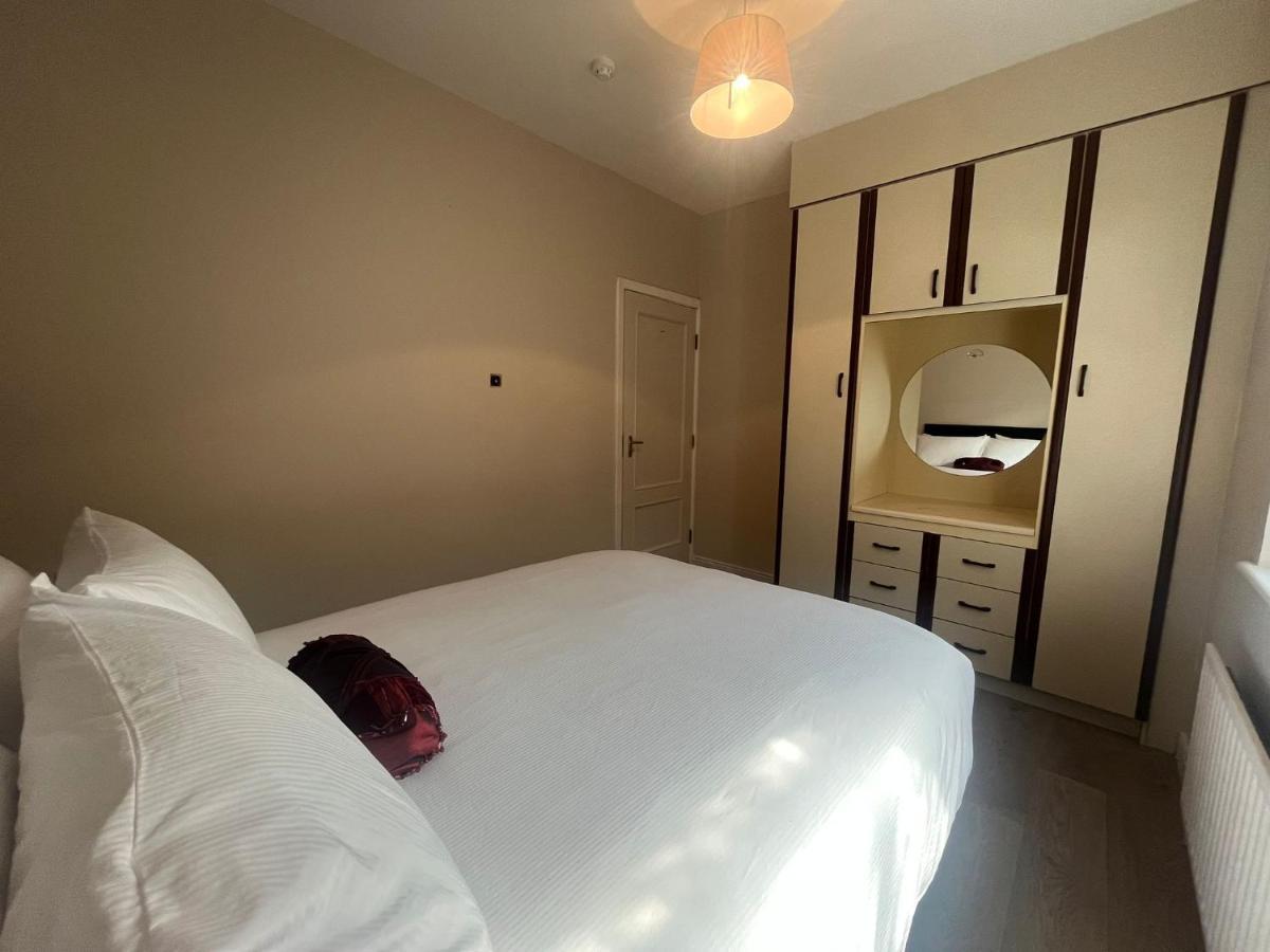 Yeats Lodge Self Catering Apartment And Bar ゴールウェイ エクステリア 写真