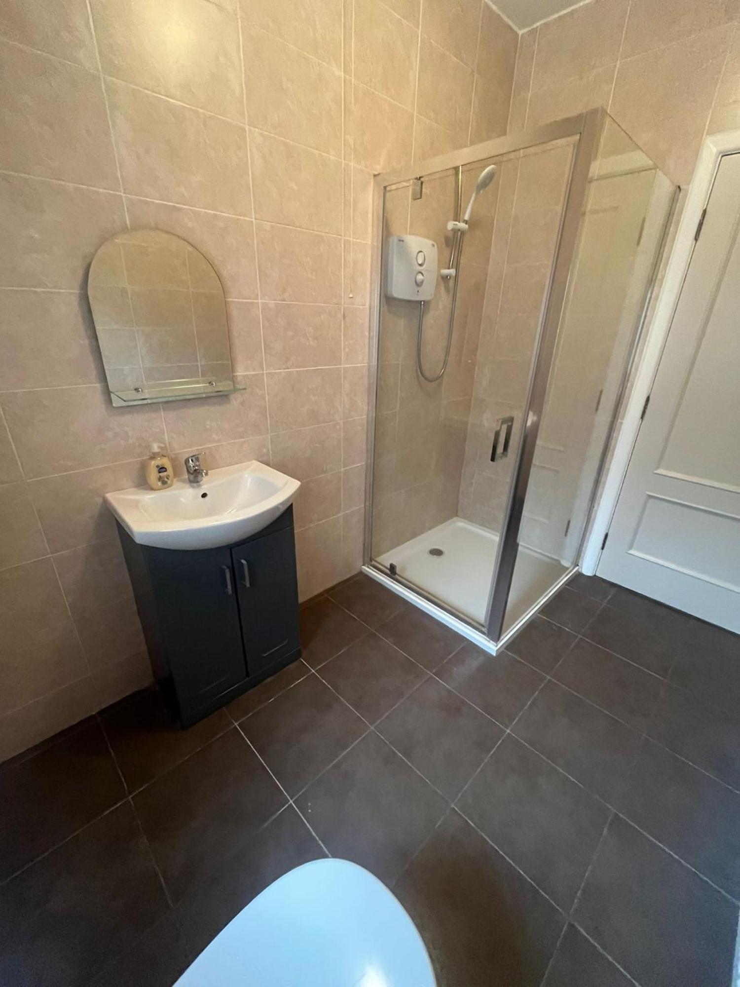 Yeats Lodge Self Catering Apartment And Bar ゴールウェイ エクステリア 写真
