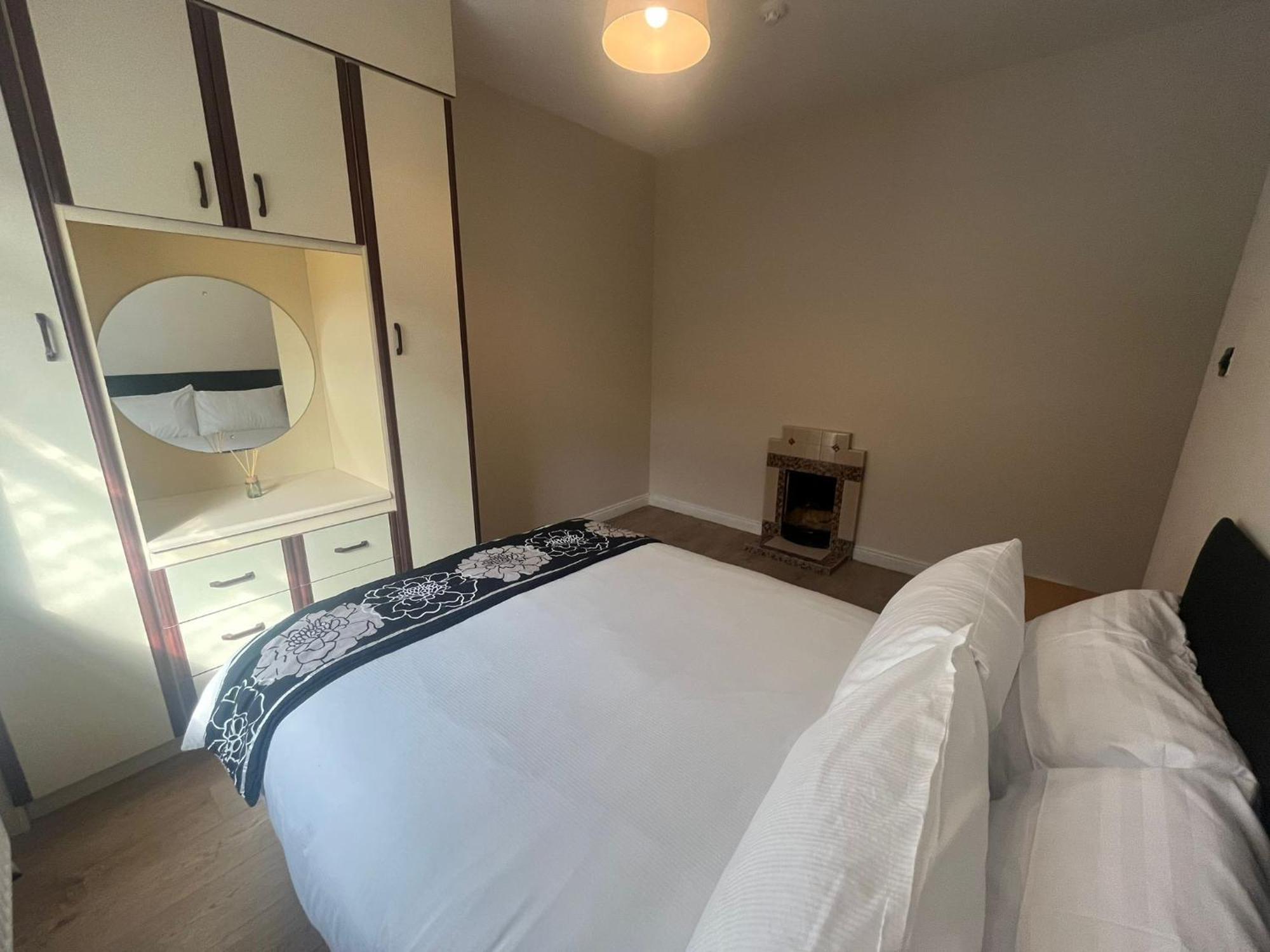 Yeats Lodge Self Catering Apartment And Bar ゴールウェイ エクステリア 写真