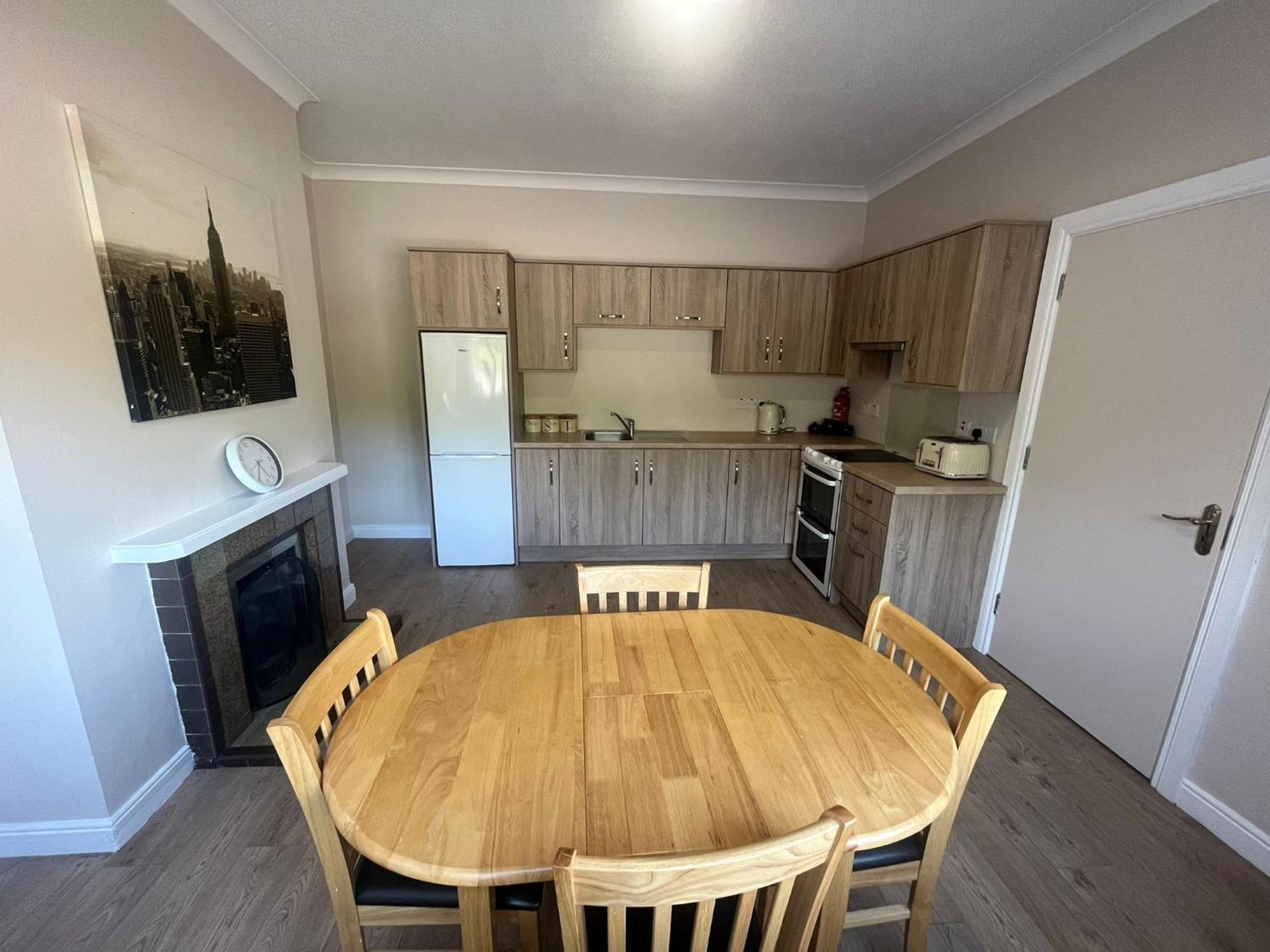 Yeats Lodge Self Catering Apartment And Bar ゴールウェイ エクステリア 写真