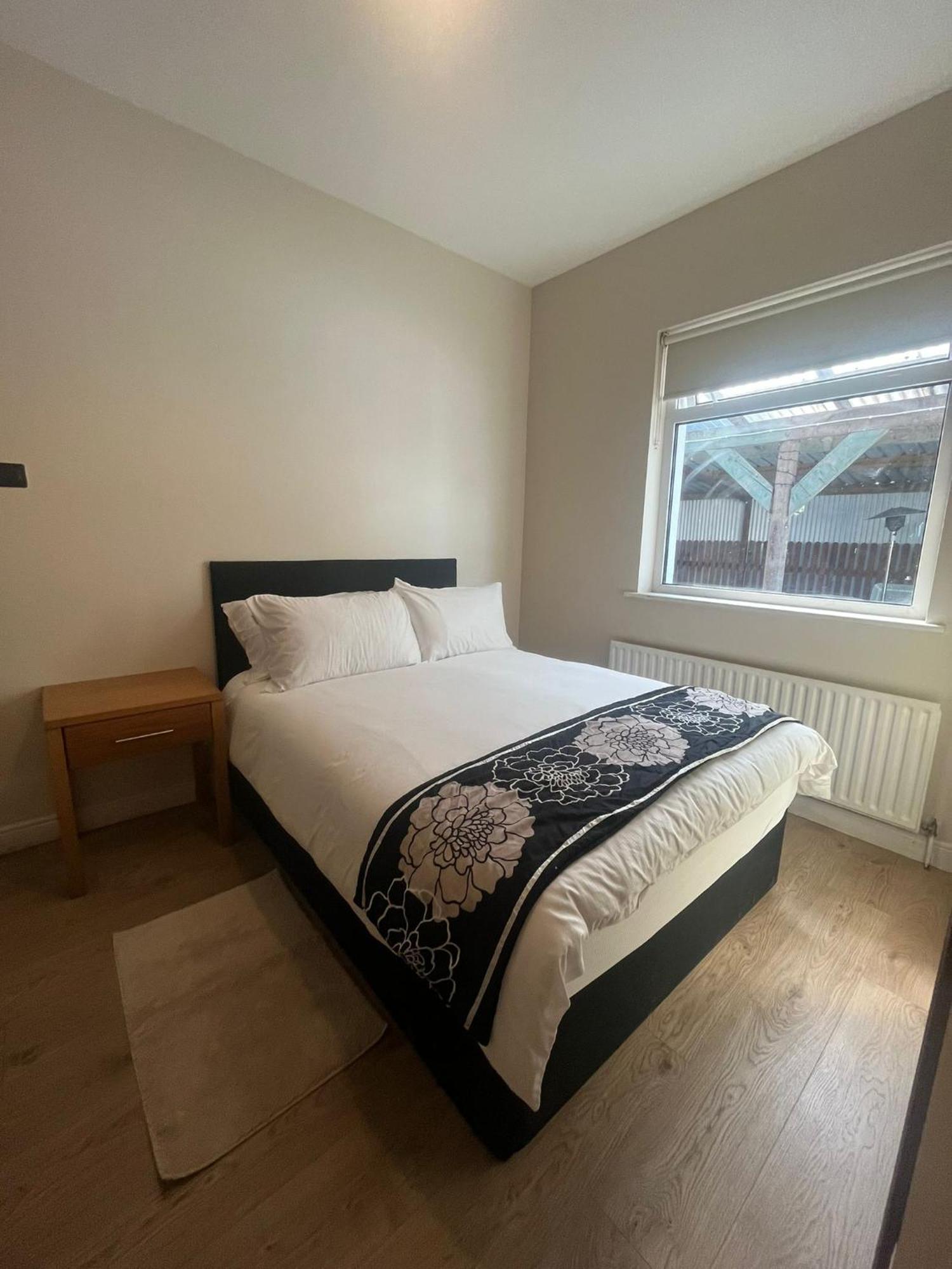 Yeats Lodge Self Catering Apartment And Bar ゴールウェイ エクステリア 写真