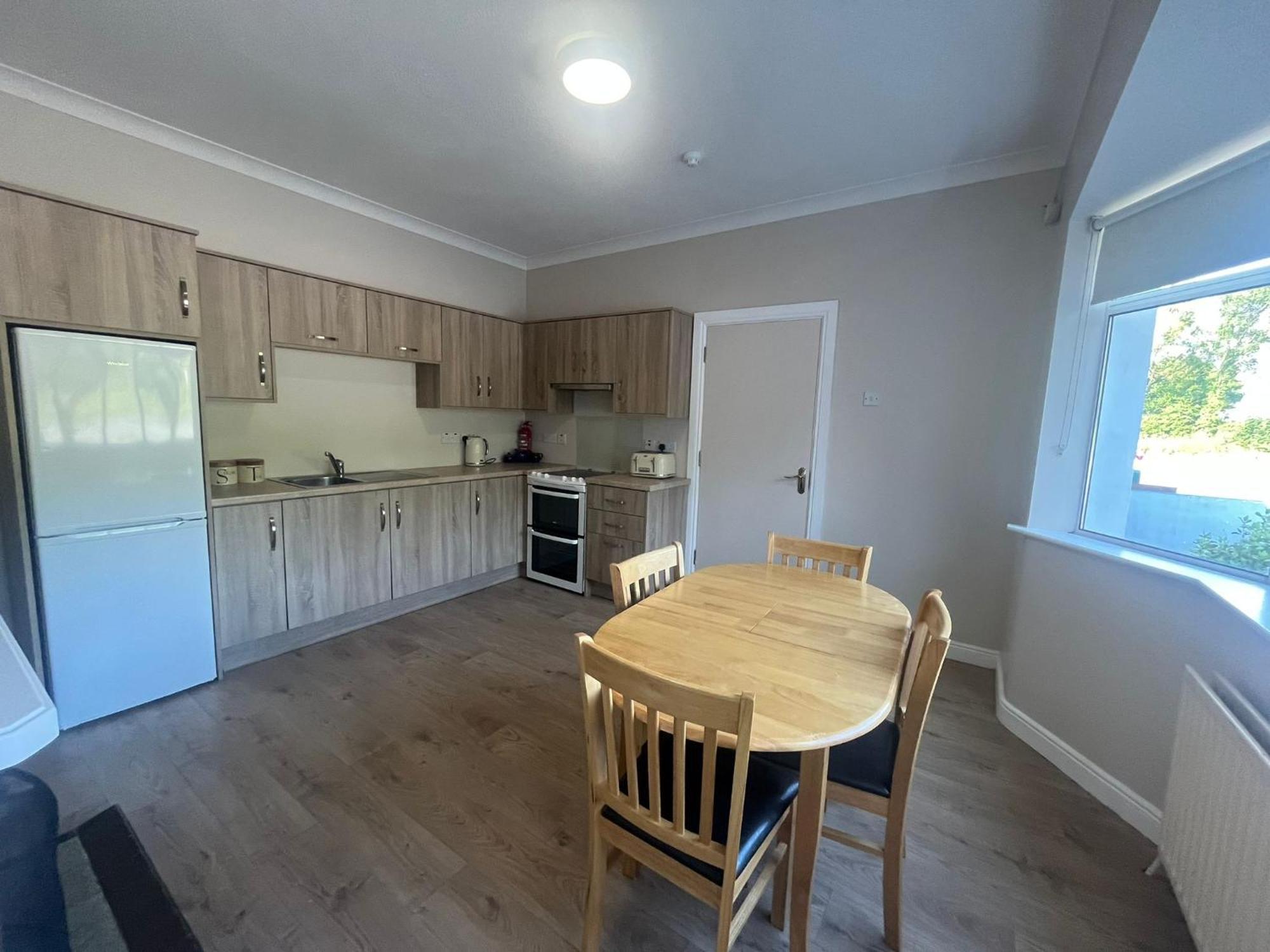 Yeats Lodge Self Catering Apartment And Bar ゴールウェイ エクステリア 写真