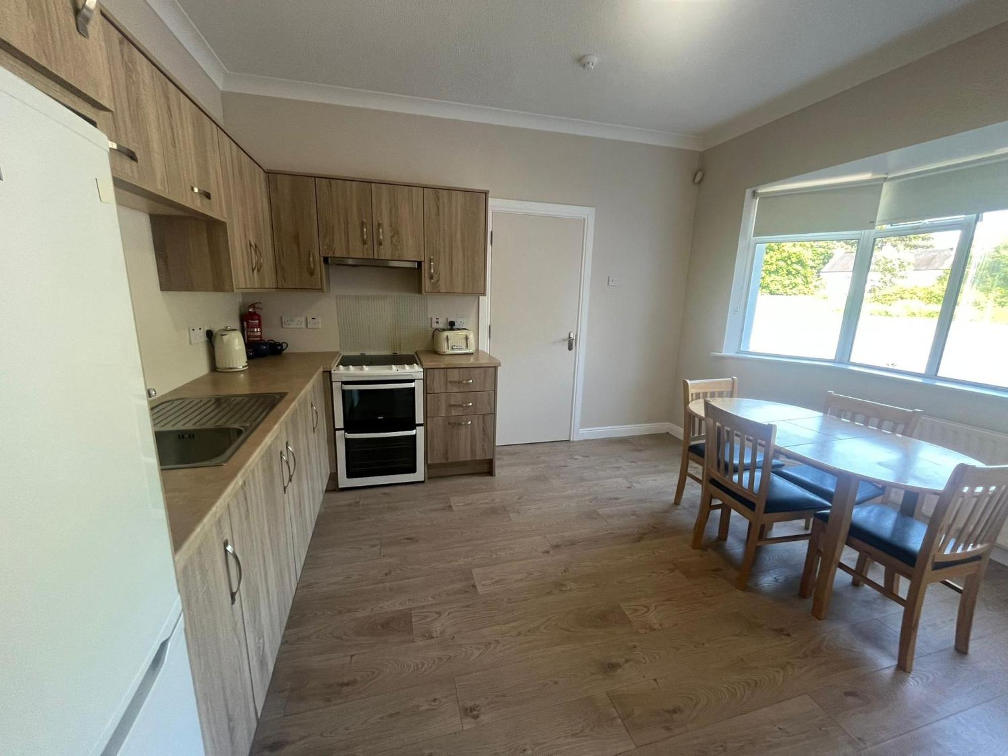 Yeats Lodge Self Catering Apartment And Bar ゴールウェイ エクステリア 写真