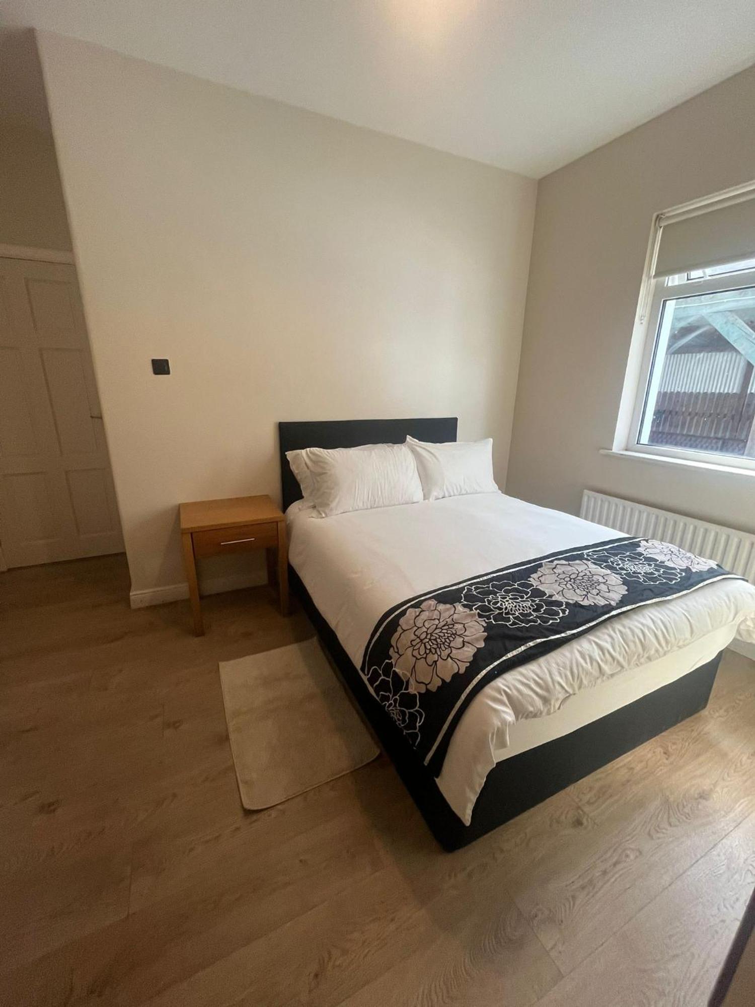 Yeats Lodge Self Catering Apartment And Bar ゴールウェイ エクステリア 写真