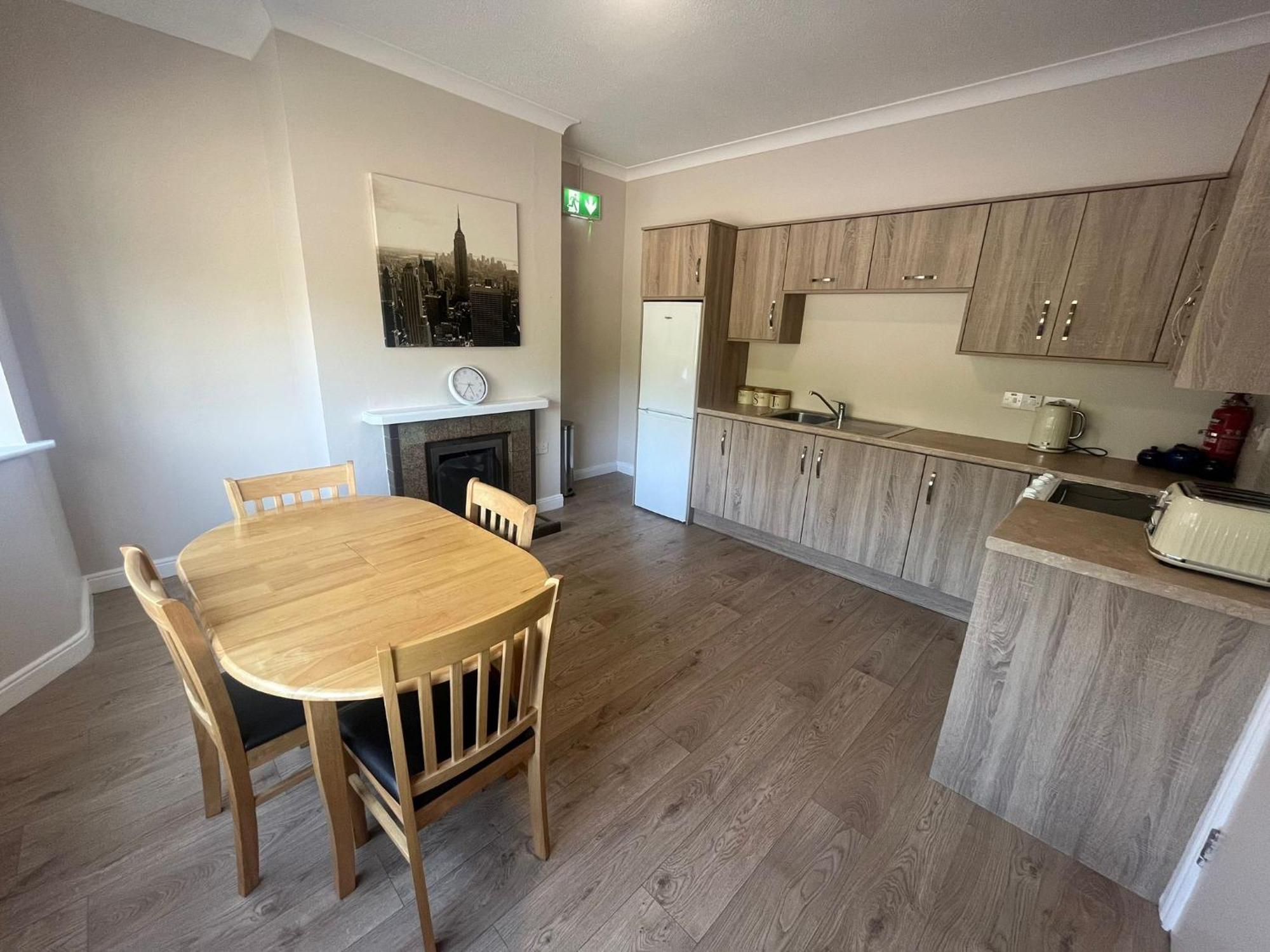 Yeats Lodge Self Catering Apartment And Bar ゴールウェイ エクステリア 写真